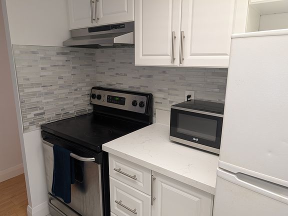 3rd image of 705 King St W