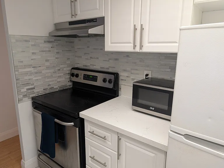 705 King St W — Photo 3