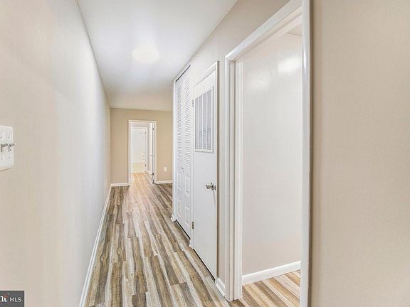 3rd image of 10626 Weymouth St #W4