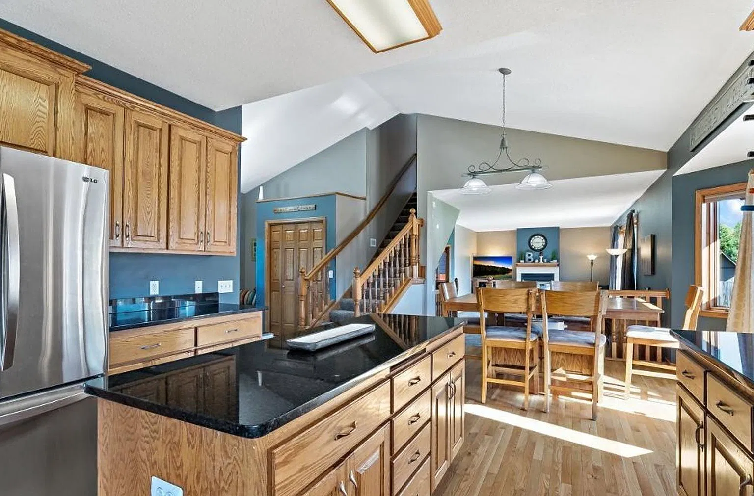 5 bed, 3.0 bath, 3500 sqft, $3,200 — Photo 4