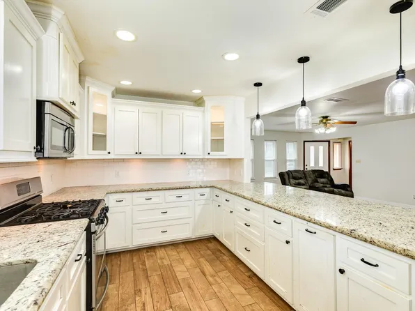 52 S Bachelor Button St, Lake Jackson, TX 77566