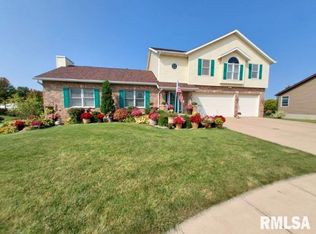 2614 Crystal Creek Ct, Davenport, IA 52804
