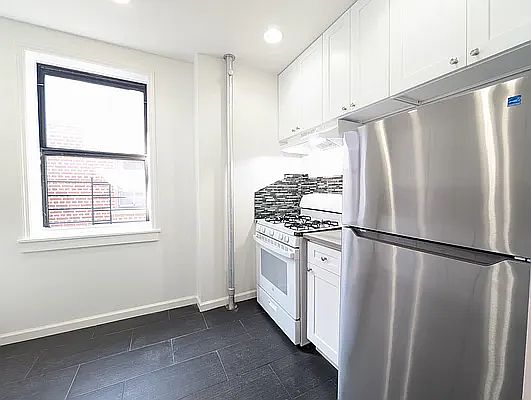 3rd image of 558 Parkside Ave APT C4