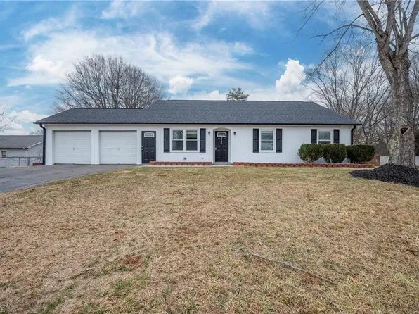 2209 Fairstone Ct, Winston Salem, NC 27106