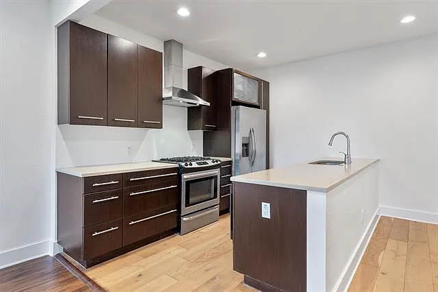 2 bed, 650 sqft, $1,749 — Photo 3