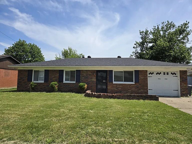 906 Silverwood Dr — Photo 1