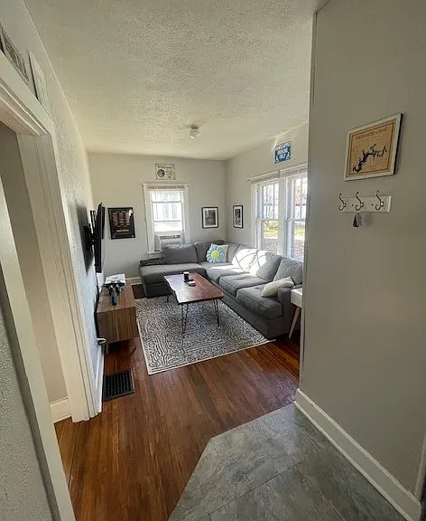 1208 S Lincoln St — Photo 3
