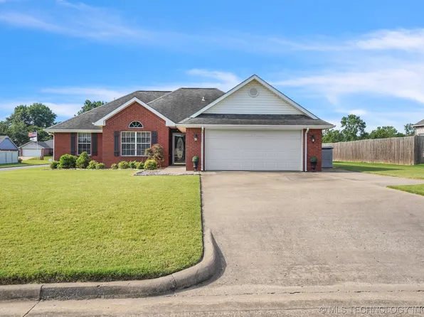 2208 S Fieldstone Ct, Okmulgee, OK 74447