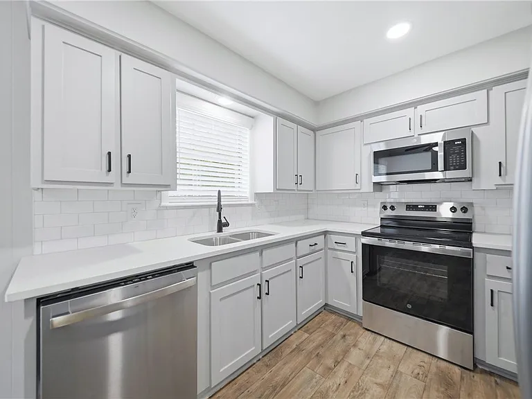 2304 Devonshire St — Photo 13