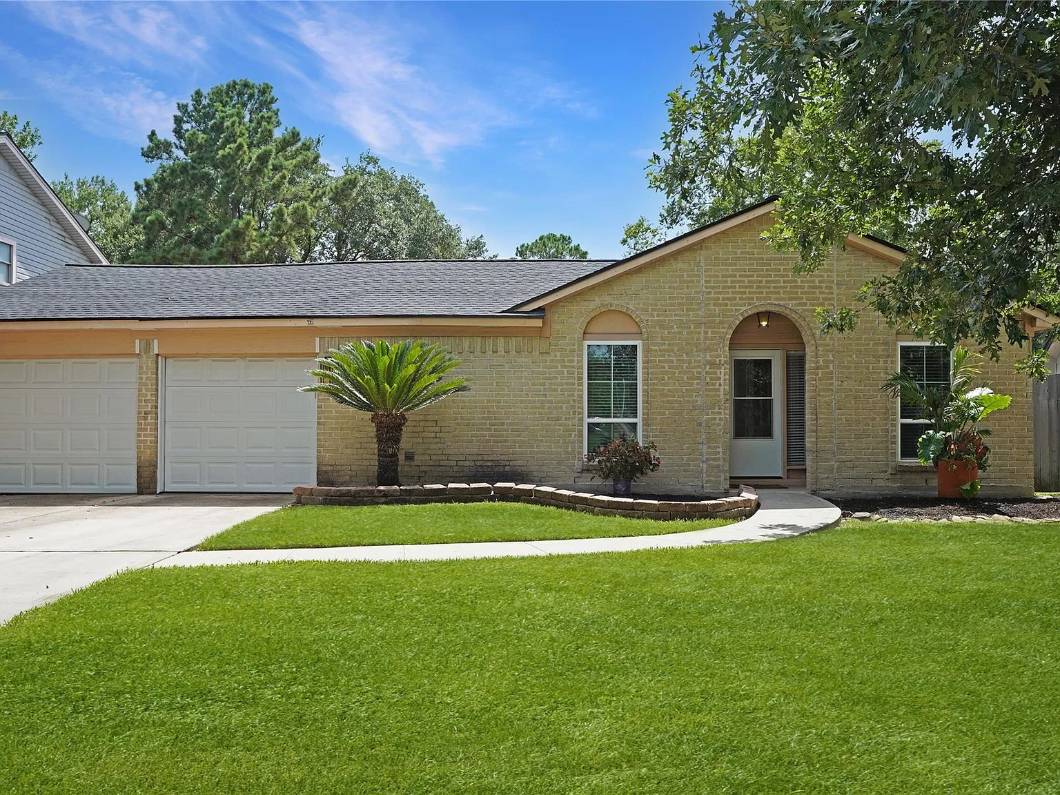 3 bed, 2.0 bath, 1975 sqft, $2,400 — Photo 3