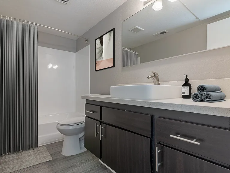 Del Flora Apartments — Photo 7