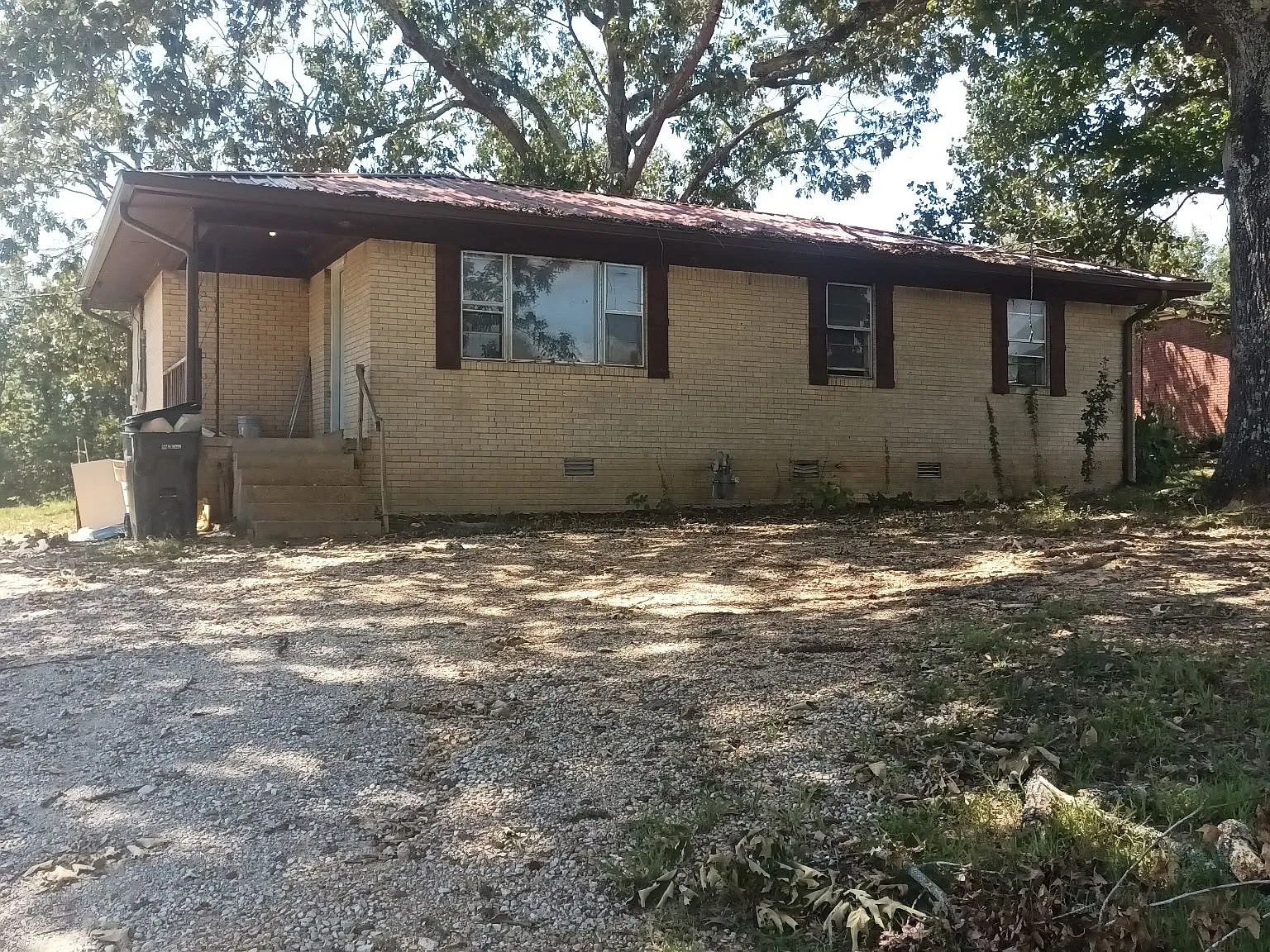 3 bed, 1.0 bath, 1100 sqft, $1,000 — Photo 1