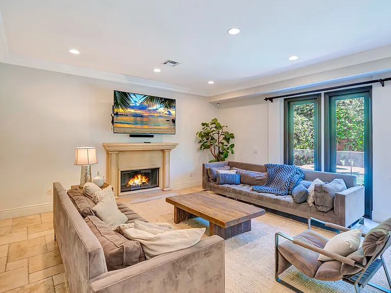 4820 Valjean Ave — Photo 64