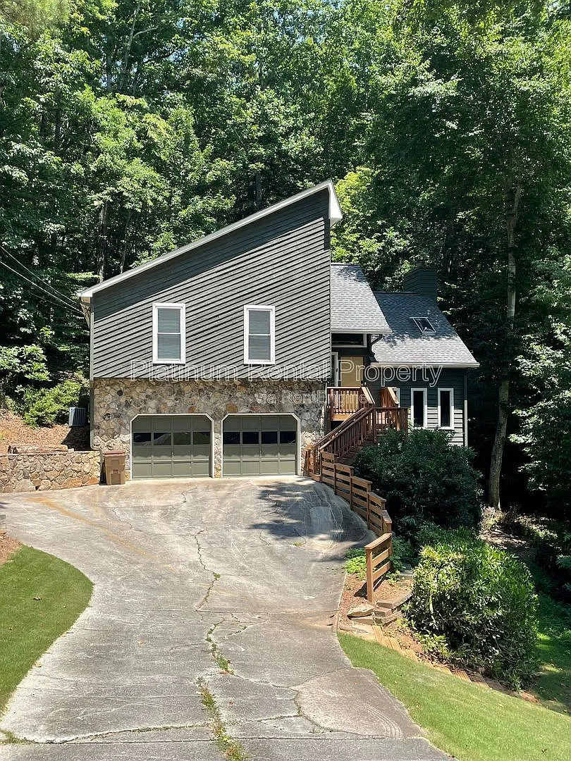 4 bed, 2.0 bath, 1964 sqft, $2,595 — Photo 3