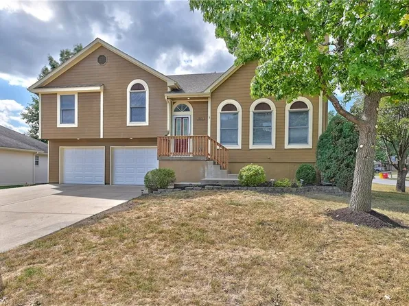 1911 NE 2nd St, Blue Springs, MO 64014