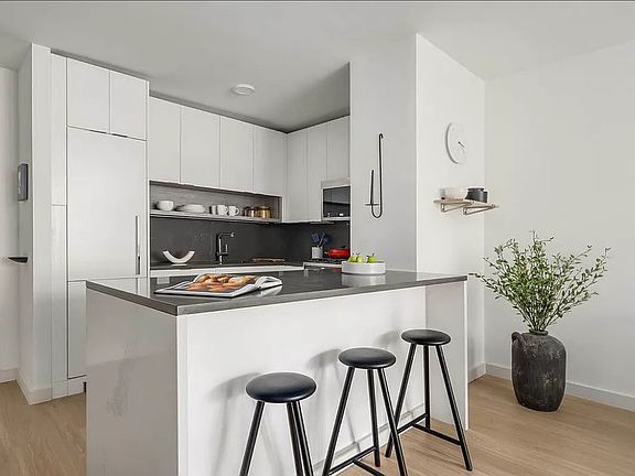 5th image of 70 W 37th St APT 1502