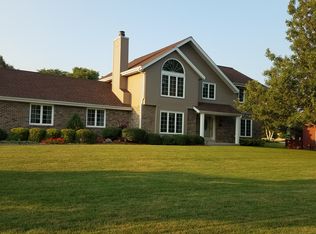 N24W22700 Meadowood Ln, Waukesha, WI 53186