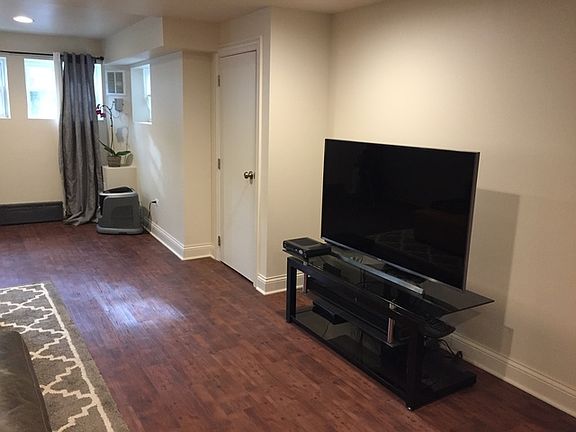4th image of 2036 W Berwyn Ave #G