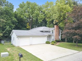 1 Palm Ct, Bloomington, IL 61701