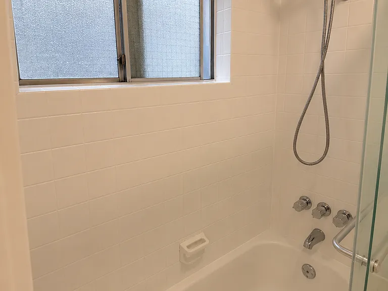 Hollyking Apartments — Photo 15