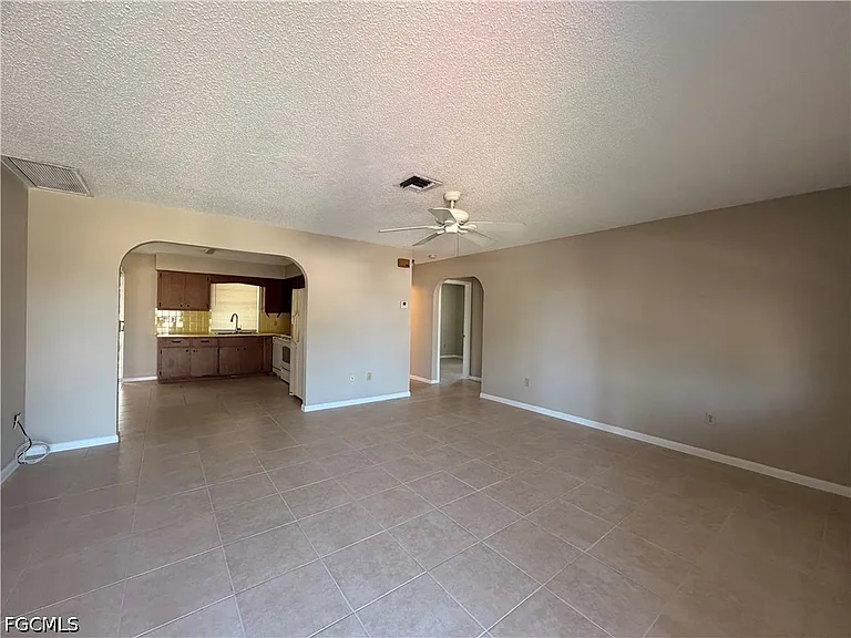 18433 Iris Rd — Photo 2