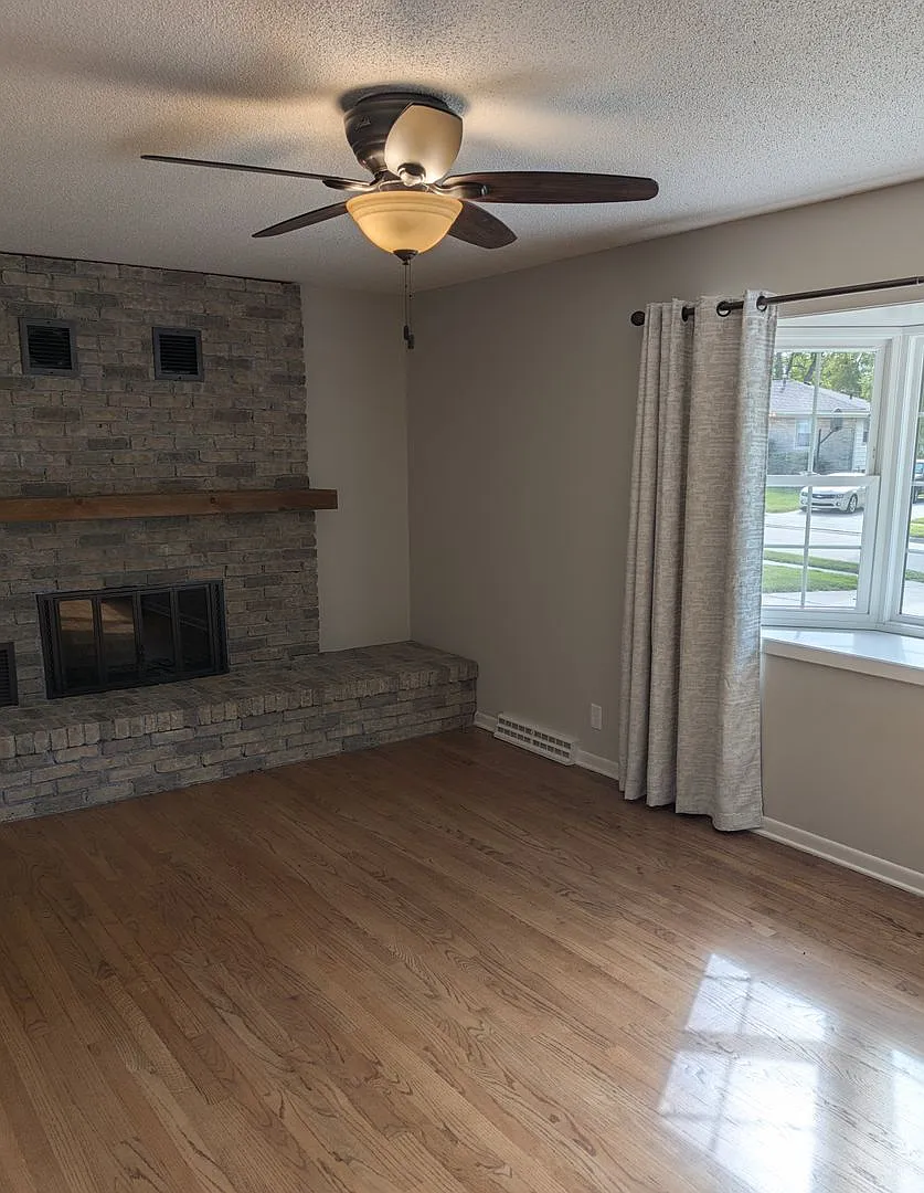 Garage Space Galore in Bellevue. — Photo 4
