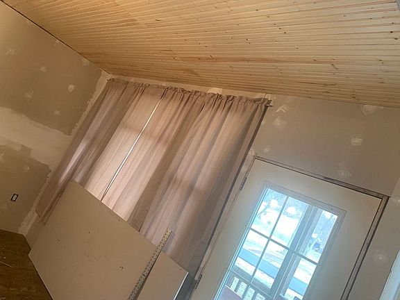 5th image of 210 Shump St