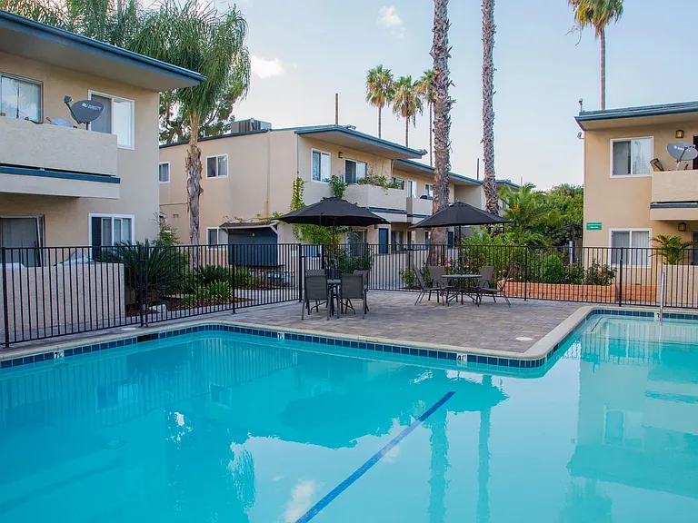 Tarzana Court Apartments — Photo 2