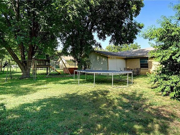 3rd image of 812 Palomino Dr