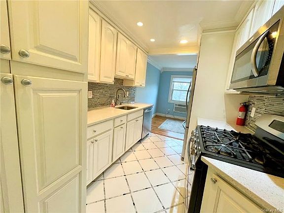 3rd image of 6 Church Ln APT L