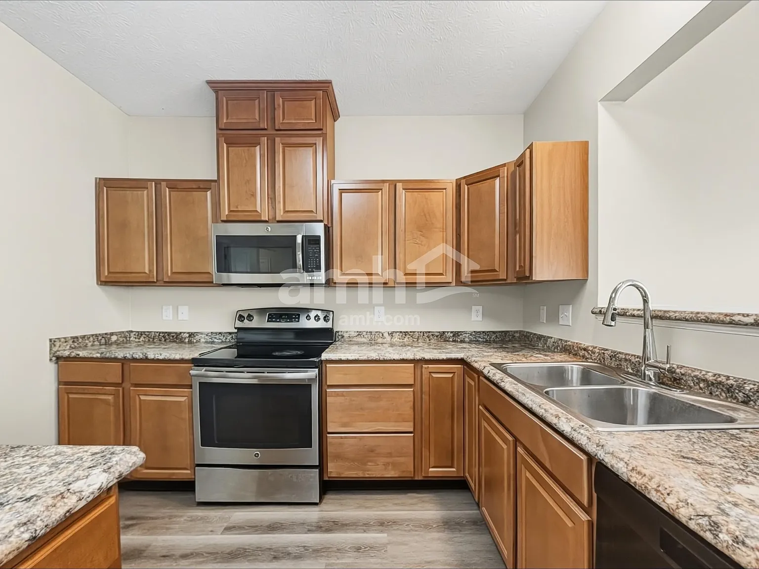 4 bed, 2.0 bath, 2552 sqft, $2,270 — Photo 3