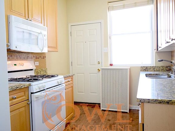 5th image of 833 W Belle Plaine Ave