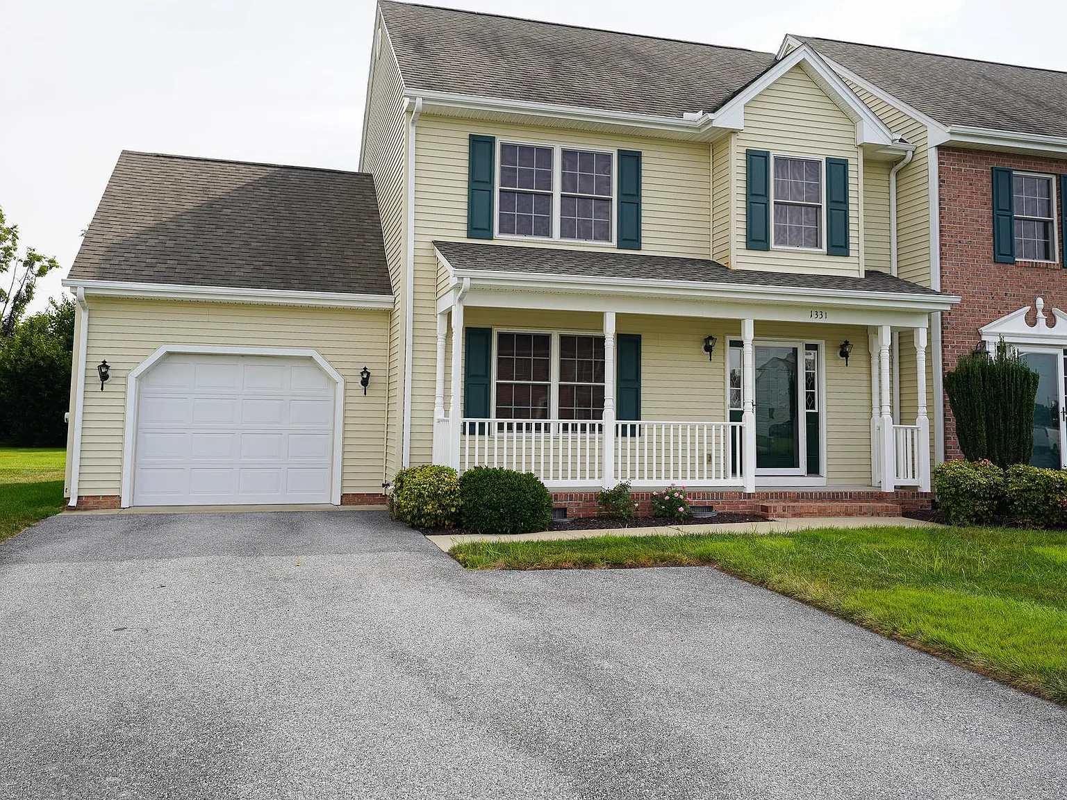 3 bed, 2.5 bath, 1366 sqft, $1,895 — Photo 3