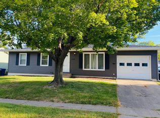 2230 Maplecrest Rd, Bettendorf, IA 52722