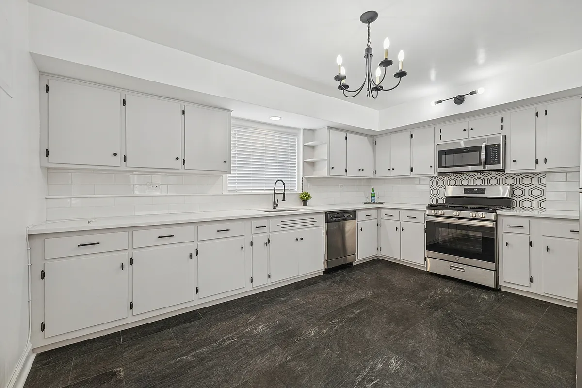 Building Photo - 10454 S Claremont Ave #1