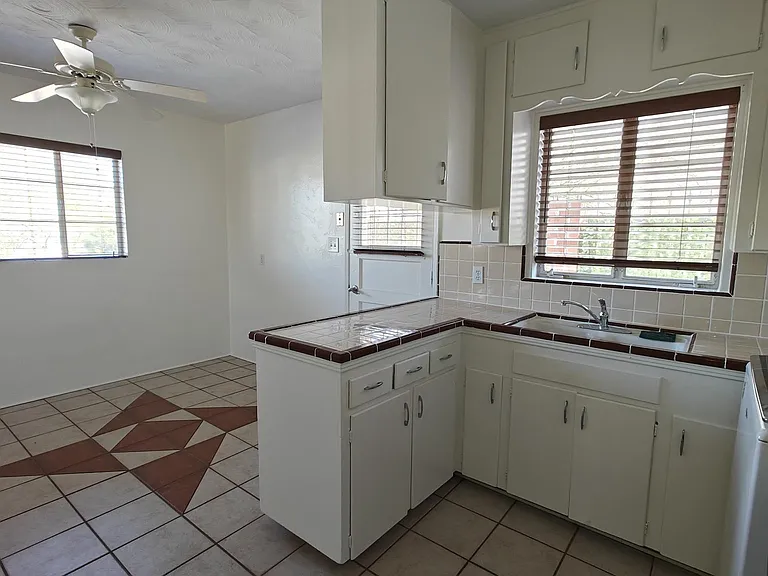 2260 E Spring St — Photo 6