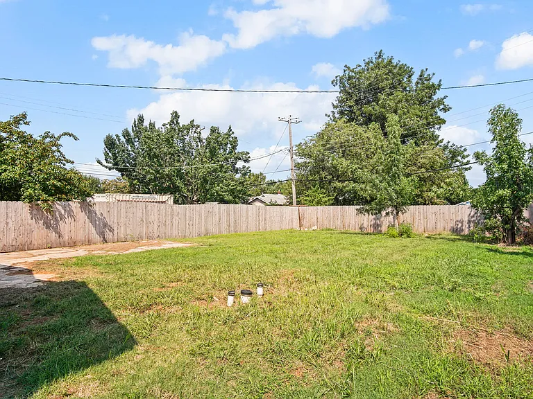 311 NW 25th St — Photo 24
