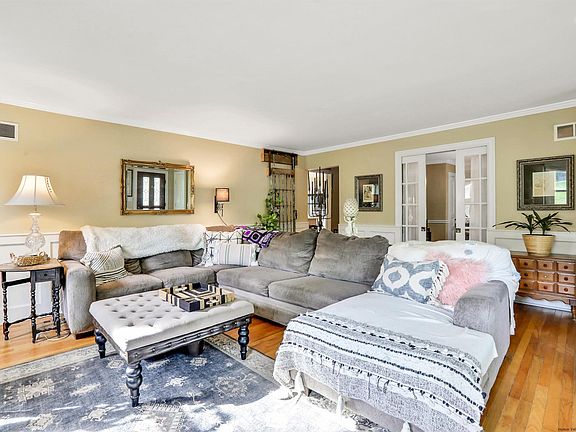 4th image of 63 Elting Avenue