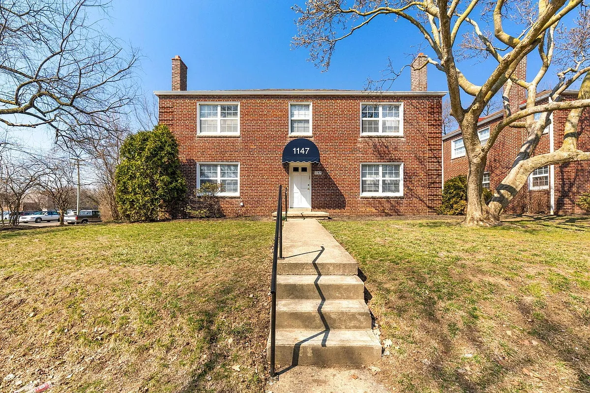 Building Photo - 1147 S Cassingham Rd #B