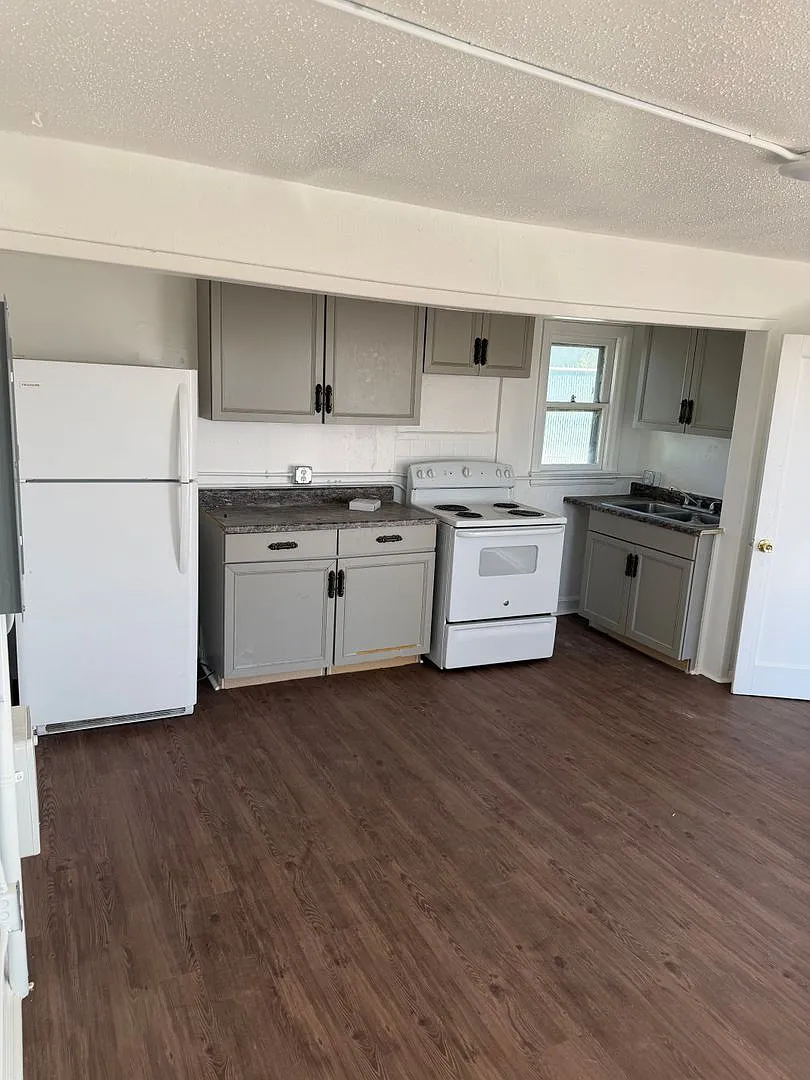 Cottonwood Village — Photo 3