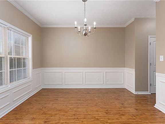 3rd image of 402 Randall Ct
