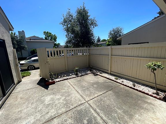 3rd image of 606 Crescent Ave