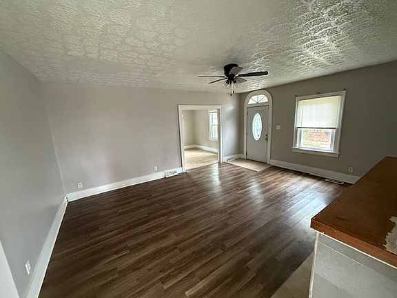 3rd image of 940 S Twyckenham Dr