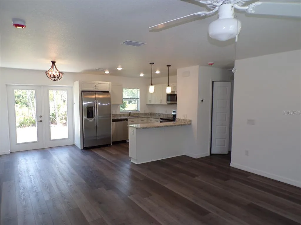 3 bed, 2.0 bath, 1283 sqft, $1,800 — Photo 3