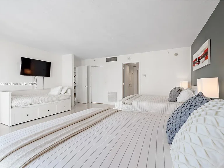 9195 Collins Ave #1103 — Photo 19
