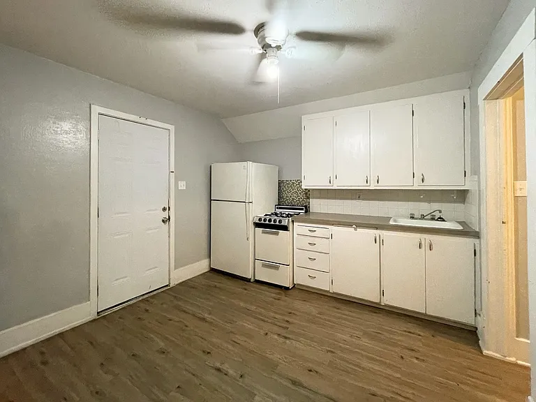 511 N Poplar — Photo 2