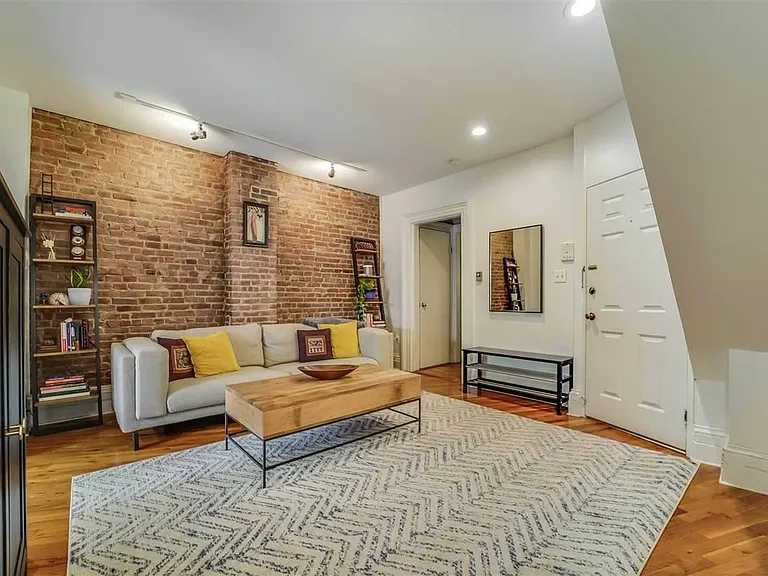 138 Garden St — Photo 2