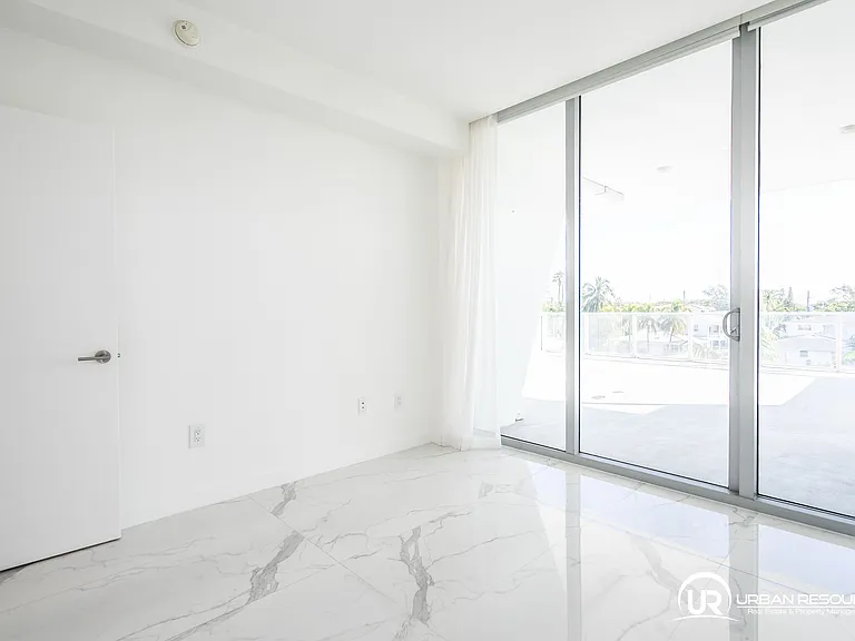 8425 Crespi Blvd #303 — Photo 34