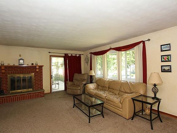 3rd image of 491 Moorewood Cir