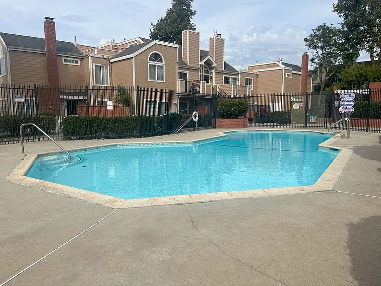 2490 Village Grn — Photo 11